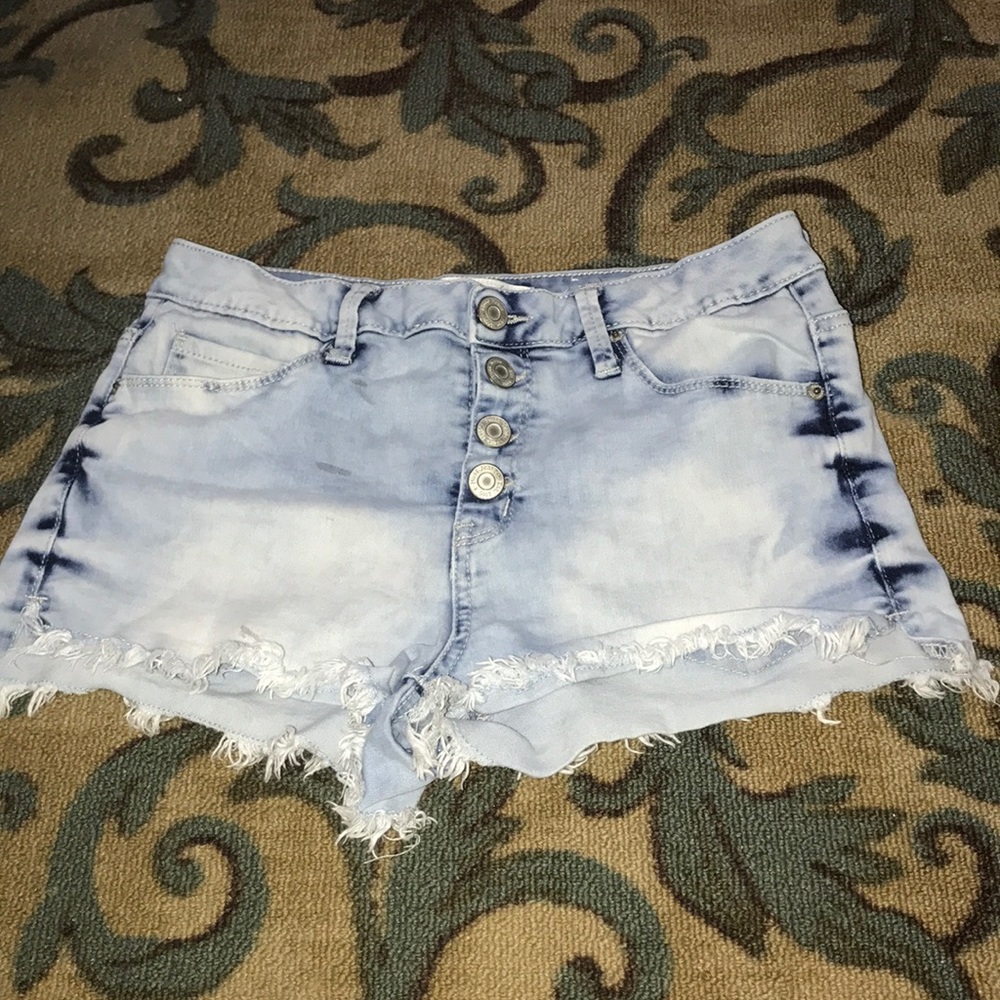 Mudd stonewashed Jr. Stretch size 7 jean shorts.